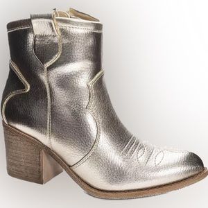 WOMEN'S DIRTY LAUNDRY UNITE WESTERN BOOTIES
7.5 gold